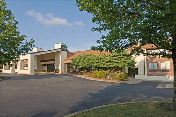 Holiday Lodge Hotel Oak Hill Exterior photo